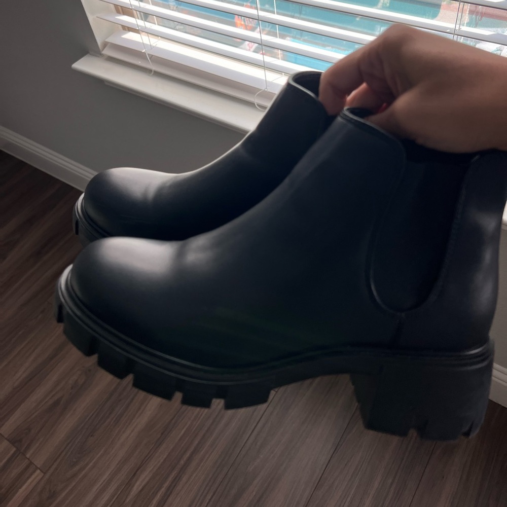 Steve Madden lugged boots-worn once good condition